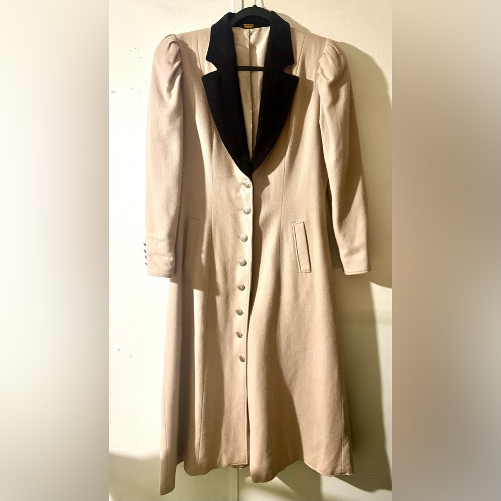 Elegant Vintage Tan Coat with Black Collar
